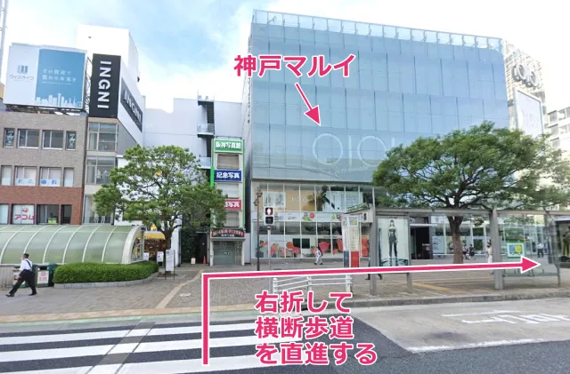 国道2号の横断歩道を渡って右折する