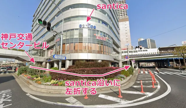 santicaと書かれたビルに沿って歩道を進む